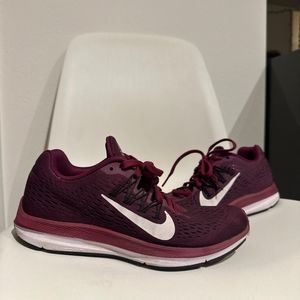 Women's Nike Air Zoom Winflo 5 Size 7 true berry
